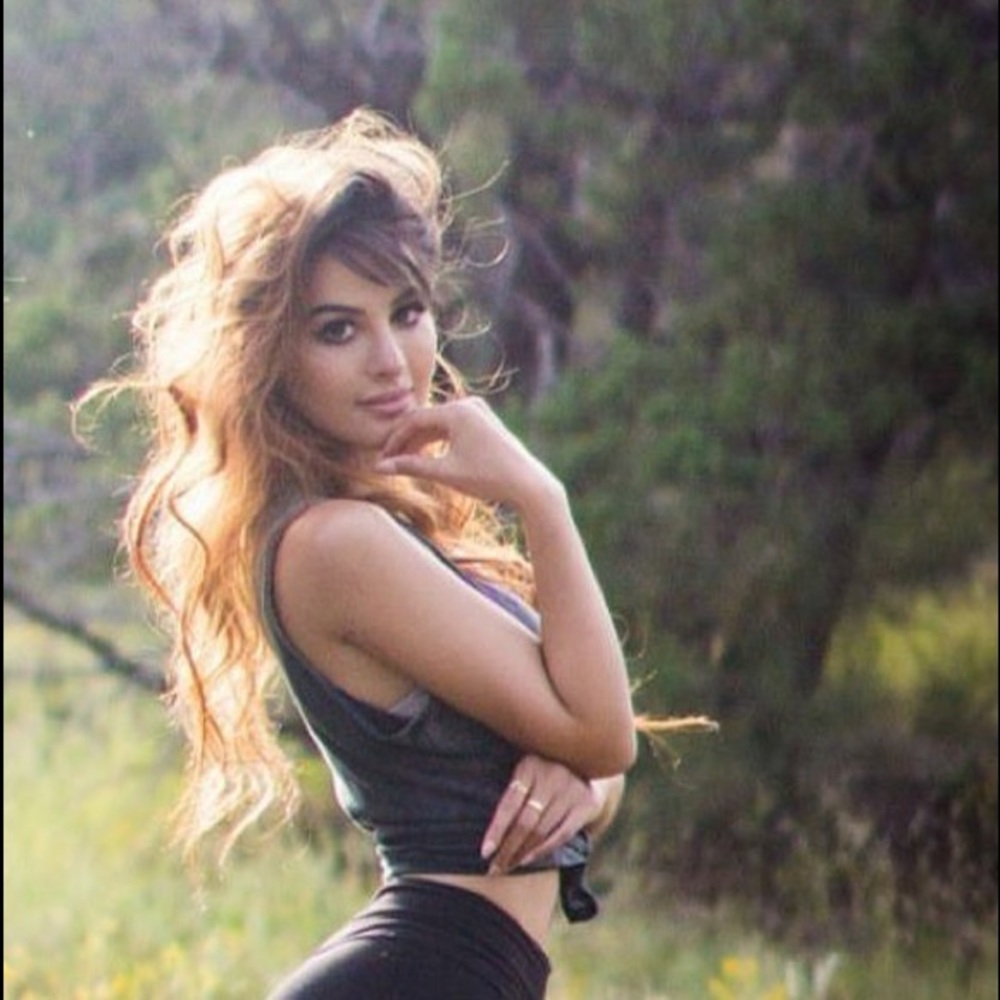 Meet your Posher, Maya